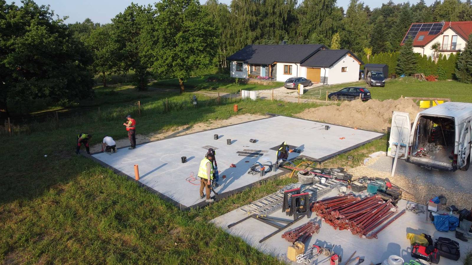 Płyta fundamentowa z gotowym domem w tle — realizacja Tulio pod Poznaniem
