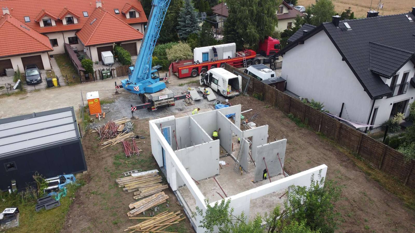 Montaż domów modułowych na osiedlu, widok z lotu ptaka, realizacja Tulio pod Poznaniem