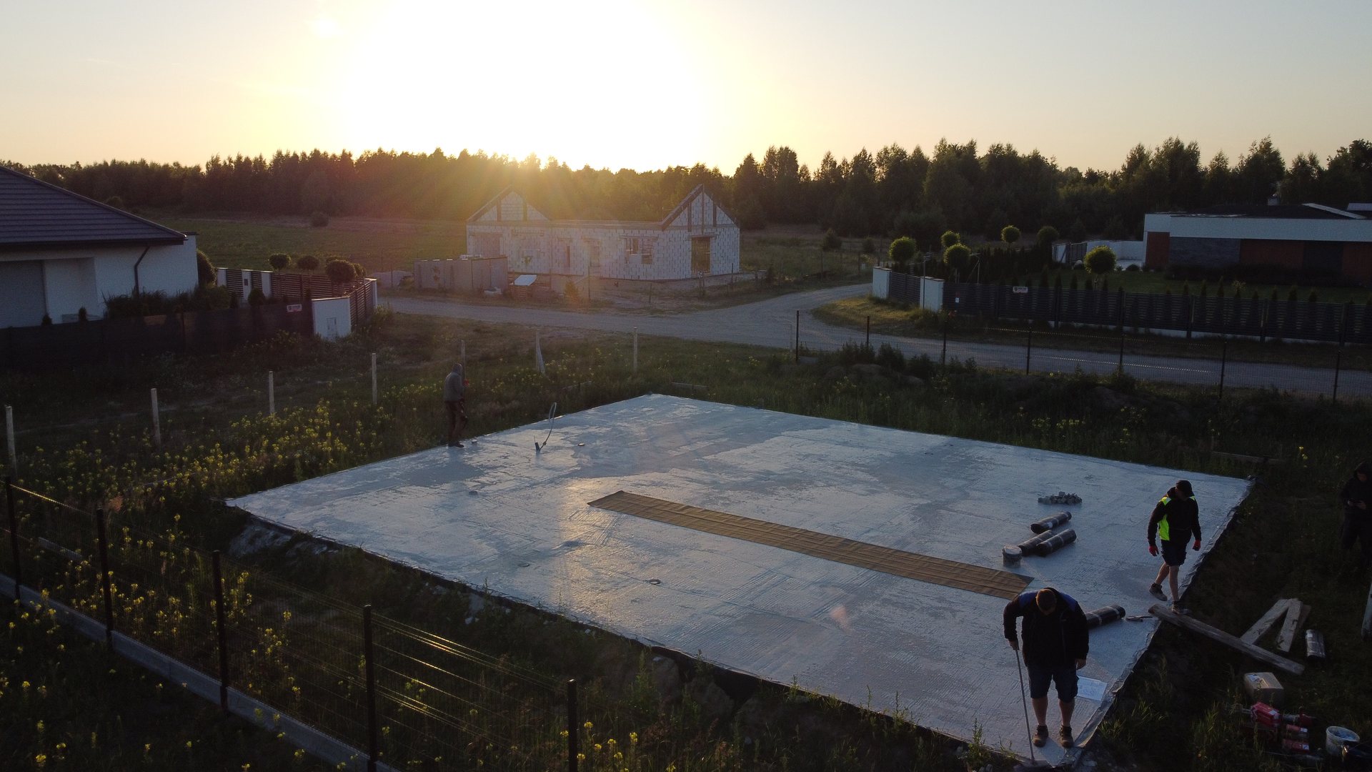 Fundament i domy jednorodzinne o zachodzie słońca, inna realizacja Tulio